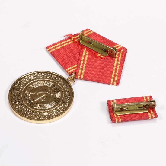 Picture of EAST GERMAN DDR MDI GOLD 25 YEAR SERVICE MEDAL 