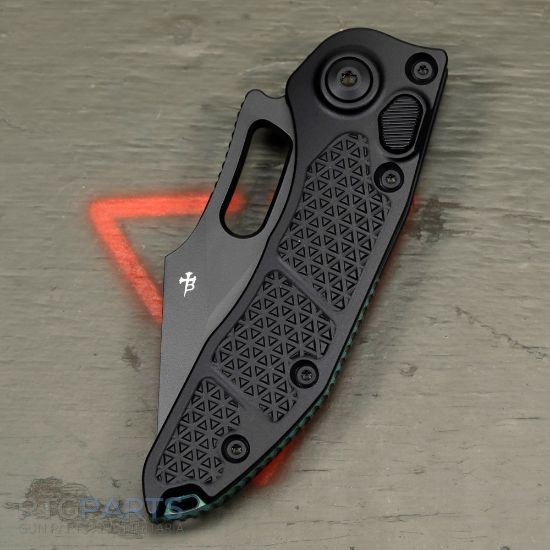 Picture of MICROTECH STITCH AUTO, S/E, BLACK ALUMINUM HANDLE, 3.7 INCH, BLACK BLADE, ANTIQUE GREEN TITANIUM BACKSPACER, 169-1BK-A3TI