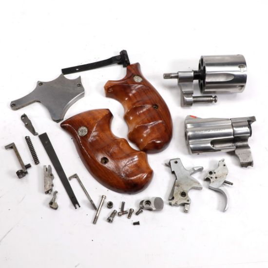Picture of S&W 686 2.5" PARTS KIT W/ WOOD GRIP